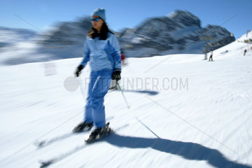 Eine Skilaeuferin faehrt auf der Piste des Gipfels Nair