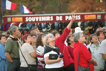 Touristenmenge vor einer Sehenswuerdigkeit in Paris