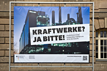 Berlin  Deutschland  Plakat des BMWi wirbt mit dem Motto Kraftwerke? Ja Bitte!