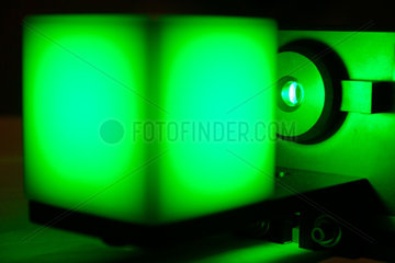 Berlin  Gruenes Laserlicht auf Wuerfel projeziert