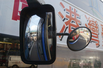 Symbolfoto Busspiegel in der Hongkonger Innenstadt