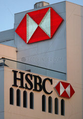 Logo der HSBC Bank an einem Gebaeude in Dubai