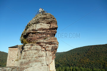 Lembach  Frankreich  Besucher auf einer Aussichtsplattform der Burg Fleckenstein