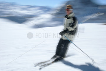 Ein Skifahrer auf der Piste des Gipfels Nair