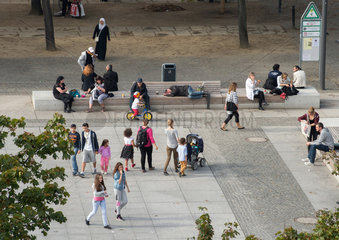 Berlin  Deutschland  Menschen auf dem Leopoldpoldplatz in Berlin-Wedding