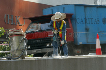 Ein Bauarbeiter mit Presslufthammer in der Innenstadt von Hong Kong Island