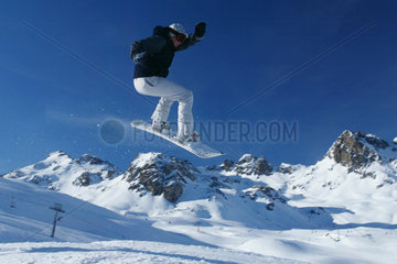 Snowboarder auf der Piste des Gipfels Nair bei St. Moritz