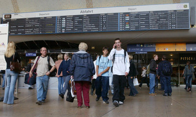 Koeln  Reisende in der Haupthalle des Hauptbahnhofs