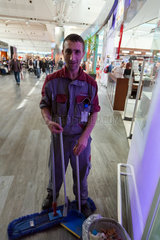 Istanbul  Tuerkei  Atatuerk International Airport  Reinigungskraft im Transitbereich