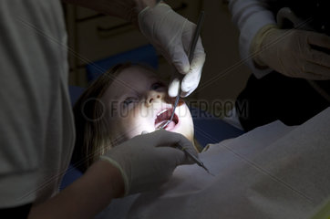 Maedchen beim Zahnarzt