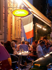 Berlin  Gaeste eines Restaurants sitzen draussen