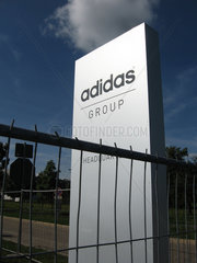 Herzogenaurach  Deutschland  Firmenschild von adidas