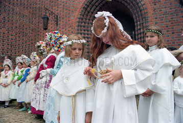 Maedchen bei d. Fronleichnamszeremonie  Poznan  Polen