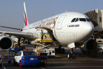 Ein Flugzeug der Emirates Airlines am Flughafen von Dubai