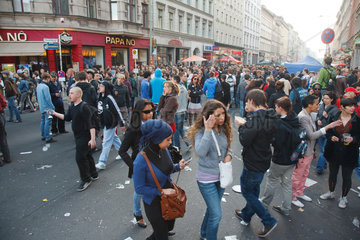 Berlin  Deutschland  Besucher auf dem Myfest in Kreuzberg