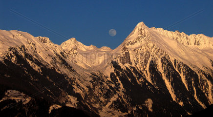 Blick auf ein Bergmassiv der Tiroler Alpen im Abendlicht
