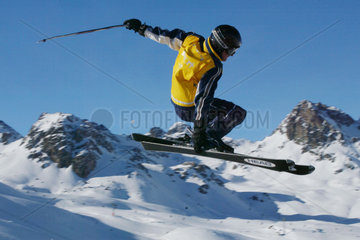 Skifahrer auf der Piste des Gipfels Nair bei St. Moritz