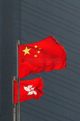 Die Flaggen von China und Hong Kong im Wind