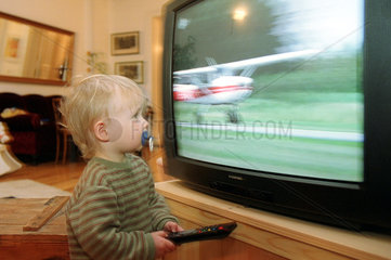 Ein Junge schaut in einen Fernseher
