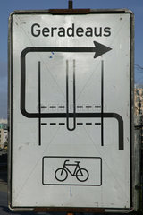Berlin  Verkehrsschild mit Wegweiser fuer Fahrradfahrer