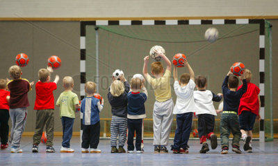Eine Kindergruppe beim Fussballtraining