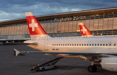 Zuerich  Schweiz  Flugzeuge der Swiss vor dem Terminal des Flughafen