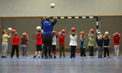 Eine Kindergruppe mit ihrem Trainer beim Fussballtraining