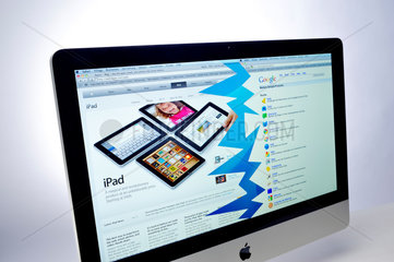 Hamburg  Deutschland  Werbung fuer das iPad auf einem Apple iMac