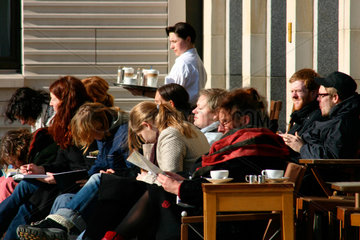 Berlin  Besucher eines Strassencafes am Pariser Platz