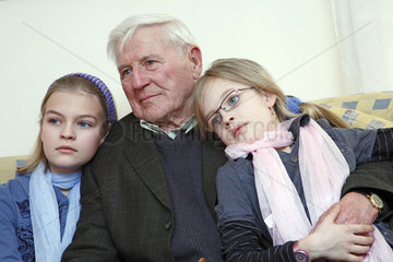Hamburg  Deutschland  ein Grossvater mit seinen beiden Enkeltoechtern