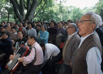 Laienchor im alten Fuxing Park in Shanghai