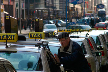 Berlin  Taxifahrer putzt Windschutzscheibe