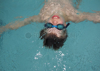 Goehren-Lebbin  Deutschland  Junge mit Taucherbrille im Schwimmbad