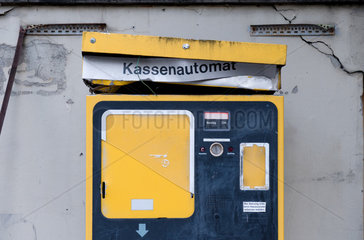 Berlin  Deutschland  kaputter Parkplatz-Kassenautomat