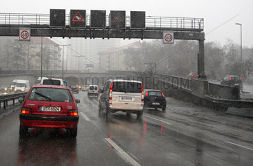 Berlin  Deutschland  zaehfliessender Verkehr auf der A 100 bei Schneefall