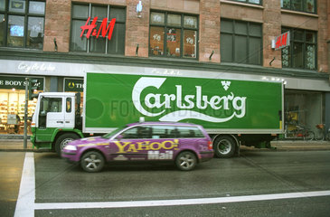 Ein Carlsberg-LKW sowie ein PKW von Yahoo im Strassenverkehr