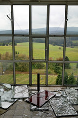 Frauenwald  Deutschland  zerstoerte Fensterscheiben mit Blick auf den Thueringer Wald
