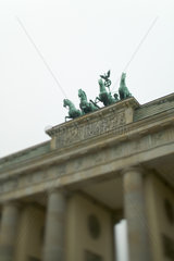 Berlin  Brandenburger Tor und Quadriga vor weissem Himmel