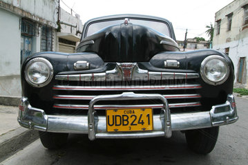 Santiago de Cuba  Kuba  schwarzer Ford aus den 50er Jahren