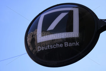 Muenchen  Deutschland  Deutsche Bank Logo an der Maximilianstrasse