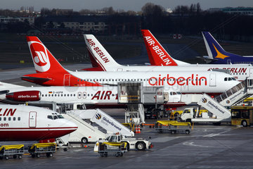 Berlin  Deutschland  Flugzeuge der Fluglinie AirBerlin auf dem Flughafen Tegel