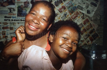 Heidelberg  Suedafrika  Tante Mildred mit Nichte Princess im Township Ratanda