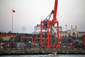 Istanbul  Tuerkei  der Containerterminal im Hafen Haydarpasa
