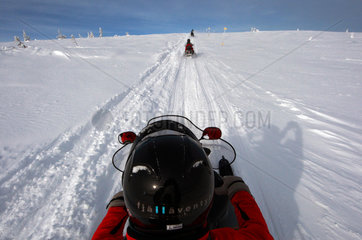 Saelen  Schweden  Aufsicht  Fahrt mit einem Schneemobil