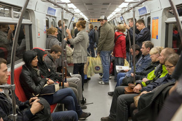 Warschau  Polen  Menschen in der Metro