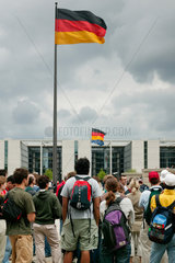 Berlin  Besuchergruppe auf dem Platz der Republik