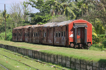 Hikkaduwa  Sri Lanka  Waggons eines vom Tsunami getroffenen Zugs