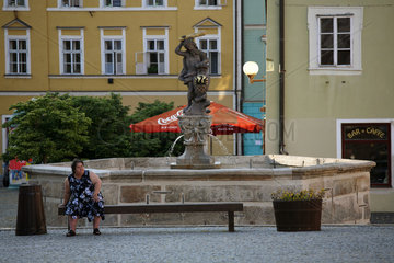 Cheb  Tschechische Republik  Frau sitzt am Herkulesbrunnen