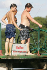 Boetzsee  Jugendliche stehen auf einer Plattform