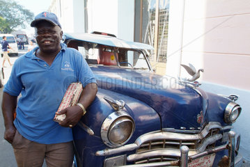 Santiago de Cuba  Kuba  blauer Dodge Coronet  Baujahr 1949  dient als privates Taxi